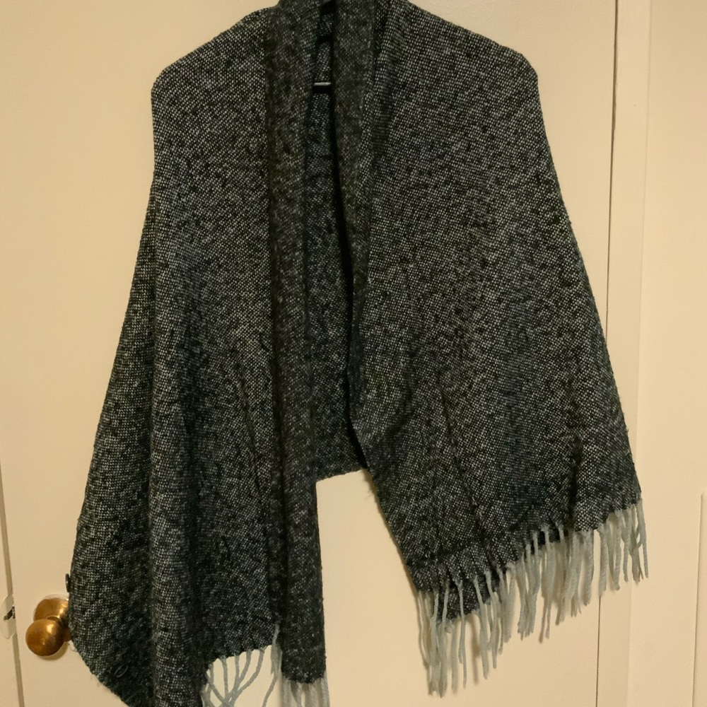 Uniqlo women’s knit wrap and scarf